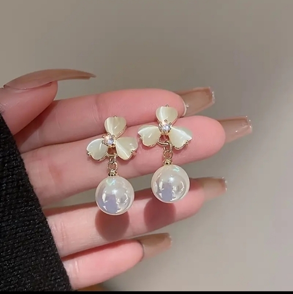 NWT Stunning White Flower Earrings With Simulate Pearl - Picture 3 of 6